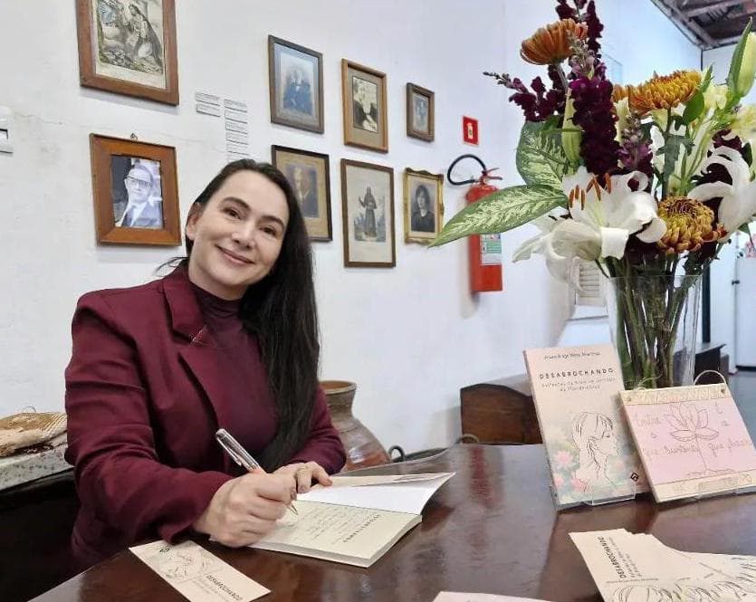 Ariana Braga em retrato profissional no consultório